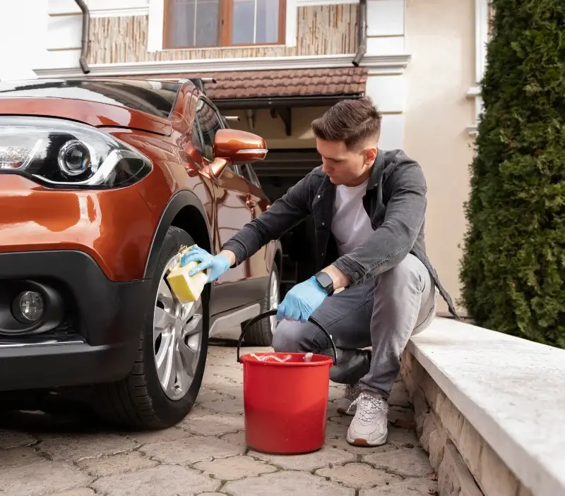 Lavage auto à domicile Parmain : professionnel intervenant sur un véhicule